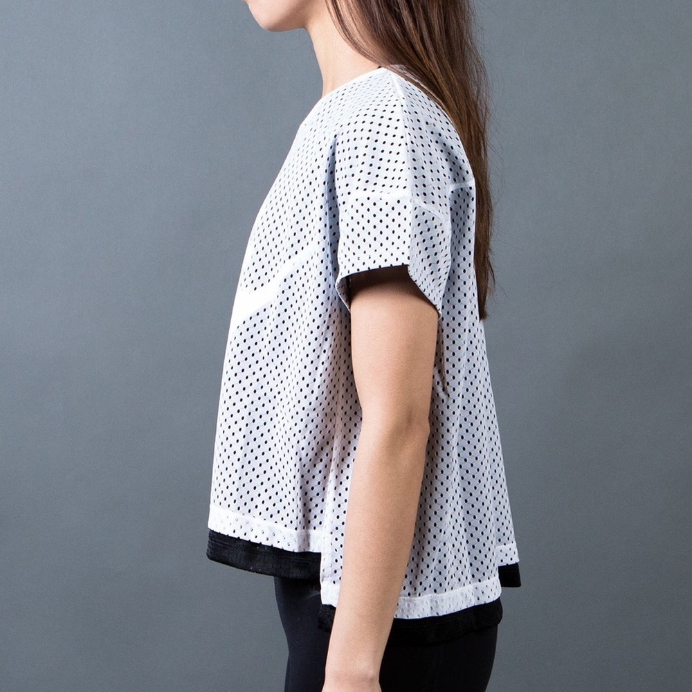 NIKE WOMEN MESH CROP TEE (WHITE / BLACK) - Picture 3 of 4